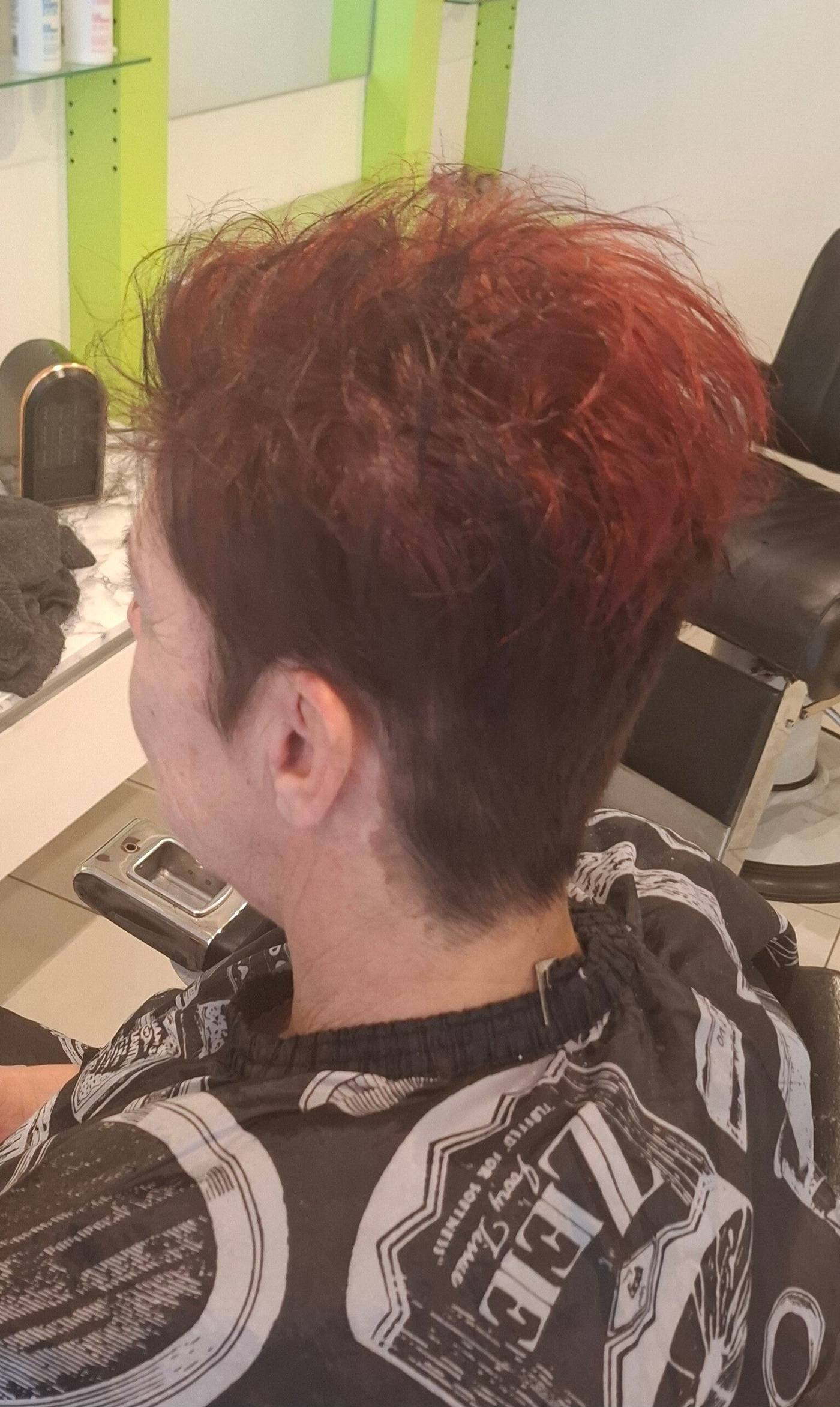 Rote Farbkreation, Ansicht von vorne