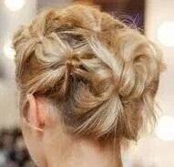 Locker geflochtene Hochsteckfrisur in Blond