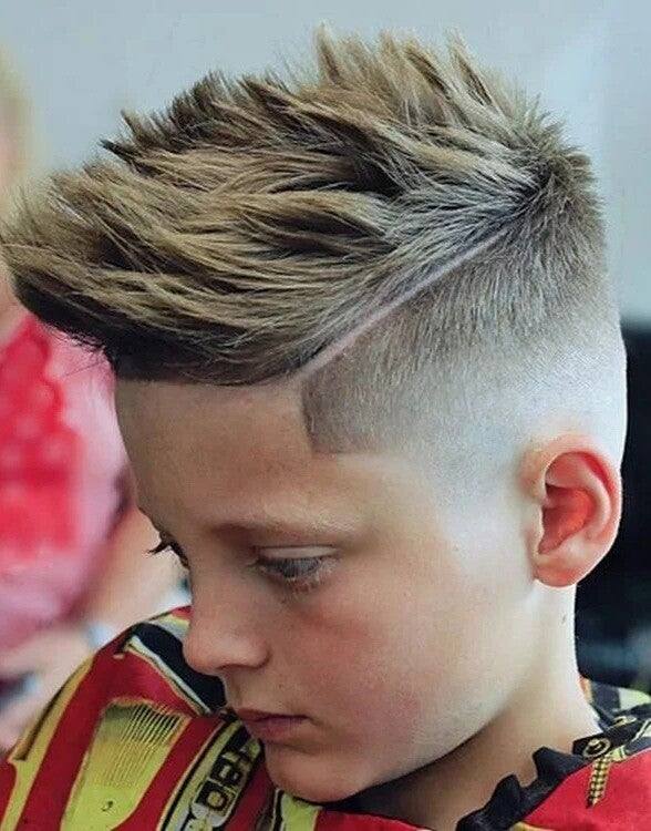 Kurzer Kinderhaarschnitt für Jungen