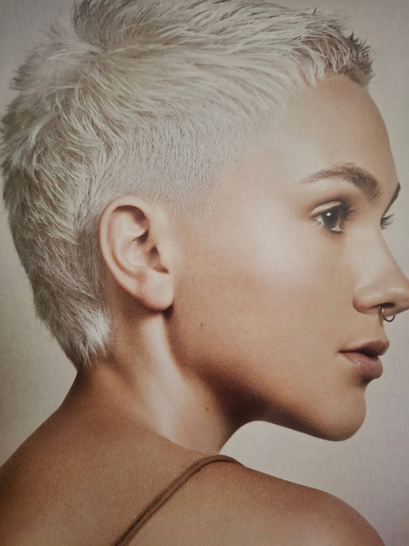 Blonder Pixie-Kurzhaarschnitt im Profil