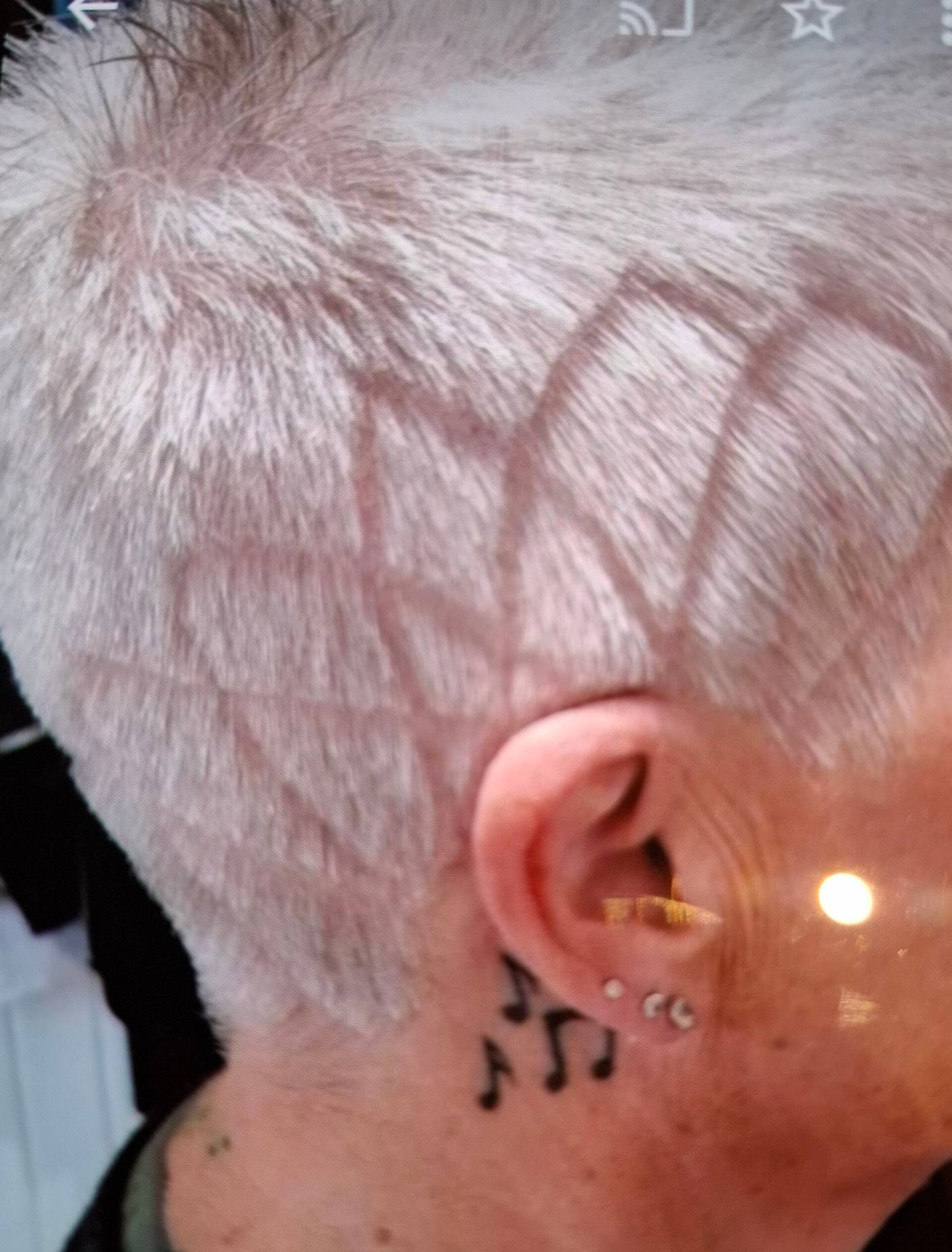 Haar-Tattoo mit Rautenmuster in kurzem Haar