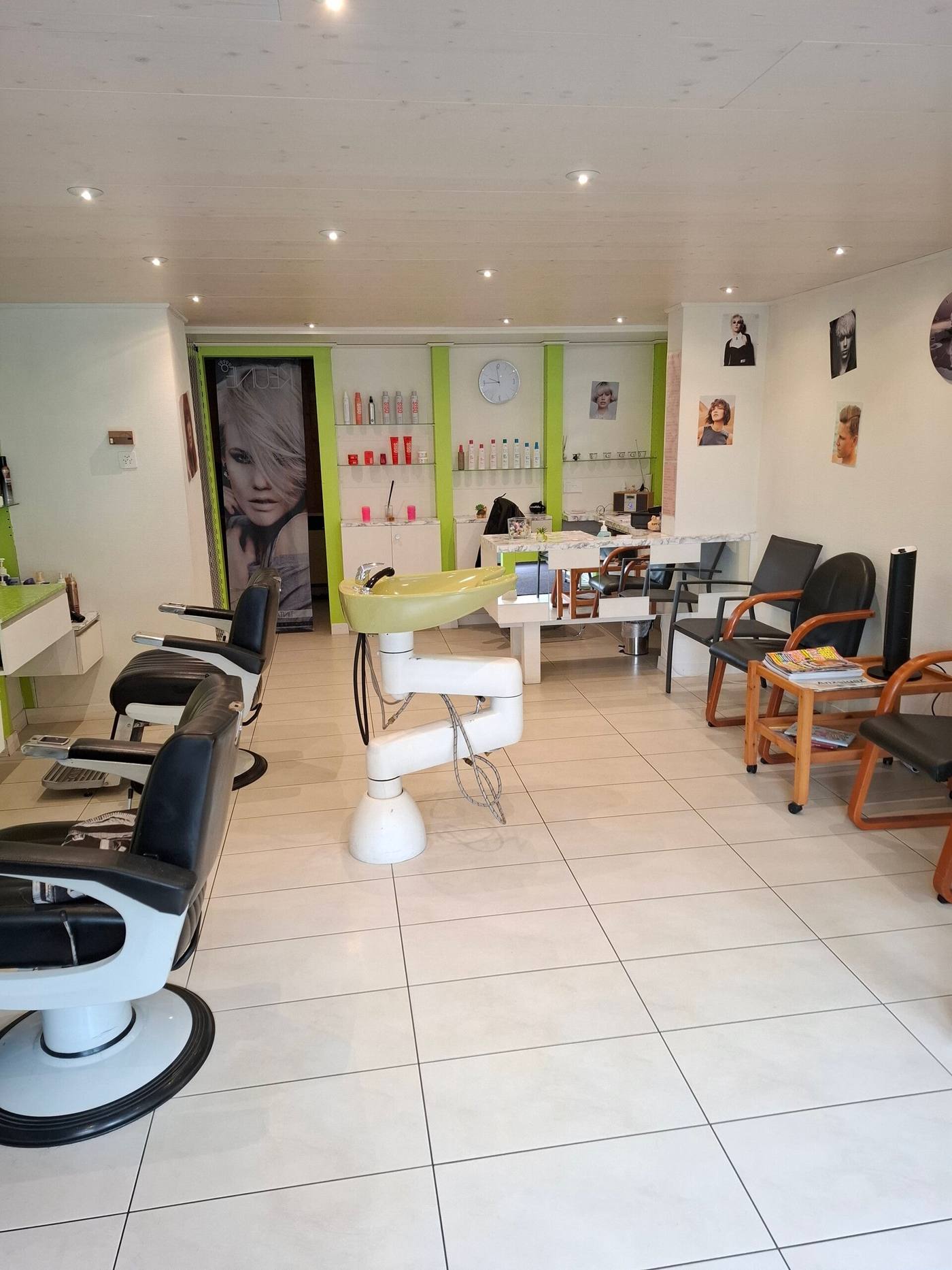 Wartebereich mit Bedienplätzen im Salon Coiffeur Star